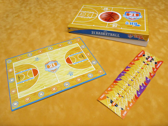Coffrets carton avec plateaux et cartes de jeux